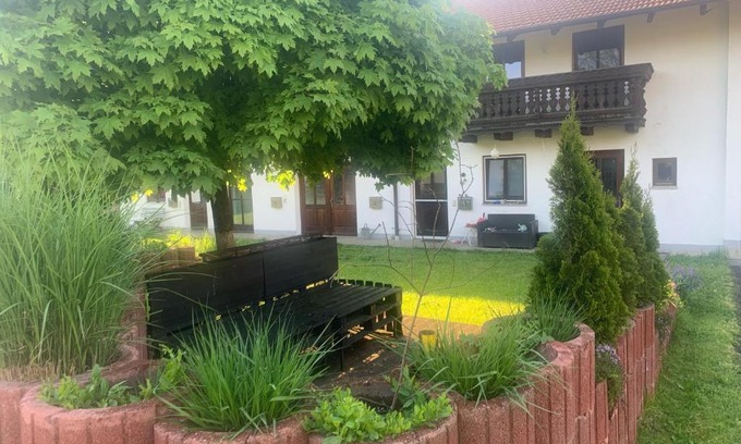 Altotting Apartment | Family-Friendly Ferienwohnung am Ponyhof with Breakfast