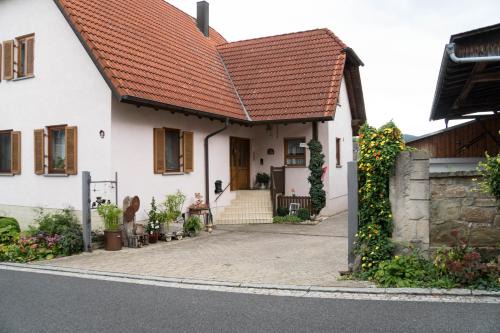 Dingolshausen Apartment | Family-Friendly Ferienwohnung am Rathaus with Great Reviews