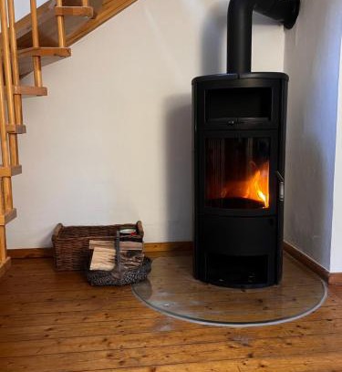 Hahausen Apartment | Relaxing Retreat at Ferienwohnung am Waldrand for Families