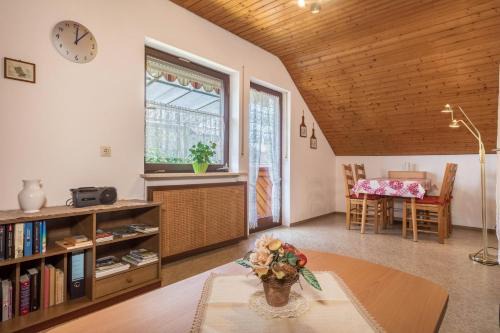 Neufrach Apartment | Pet-Friendly Retreat at Ferienwohnung Apfelblüte