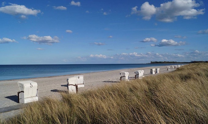 Falshoft Apartment | Cozy Oceanfront Apartment for Two in Nieby with Kitchen