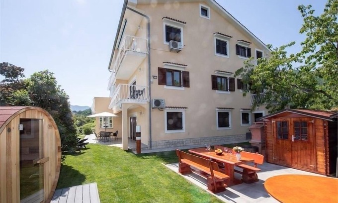 Bregi Apartment | Cozy Apartment for 2 Guests with Spa & Kitchen in Bregi
