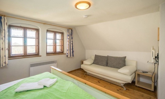 Großjena Apartment | Cozy Apartment for 3 Guests with Ocean View in Freyburg