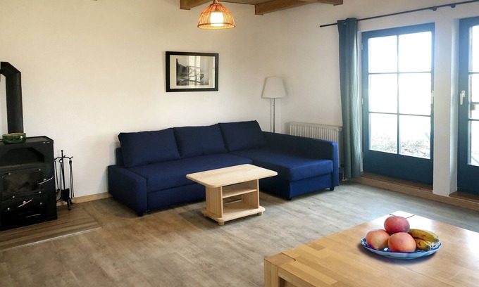 Warthe Apartment | Cozy Apartment for 6 with Oceanfront Views in Rankwitz