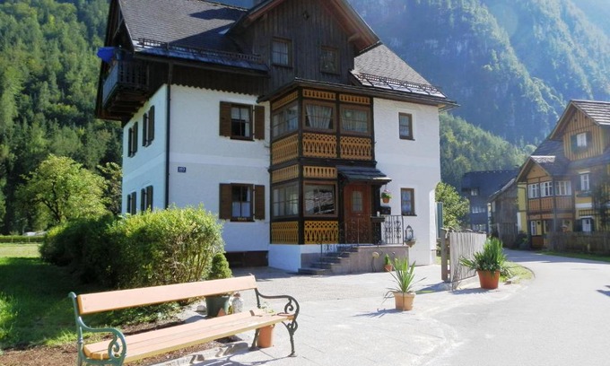 Hallstatt Apartment | Child-Friendly Ferienwohnung Aschauer with Perfect 10 Rating