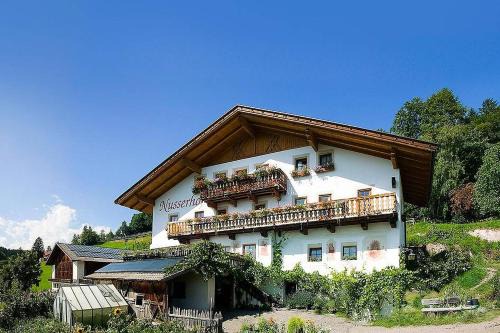 Avelengo Apartment | Top-Rated Ferienwohnung Aster Nusserhof for Families & Pets