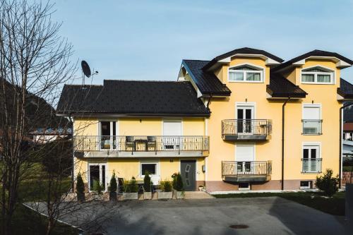 Weissenbach am Lech Apartment | Discover Ferienwohnung Schönblick: Oceanfront Retreat Awaits