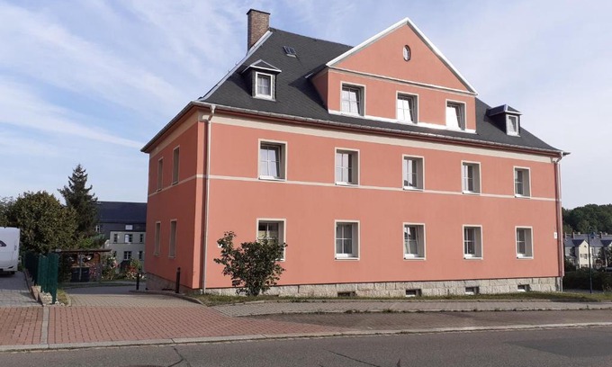 Oelsnitz/Erzgeb. Apartment | Family-Friendly Retreat at August-Bebel-Str. 19