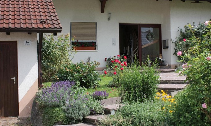 Weissensberg Apartment | Family-Friendly Ferienwohnung Ausblick with High Guest Ratings