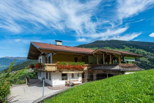 Hainzenberg Apartment | Unforgettable Retreat at Ferienwohnung Ausblick Zillertal