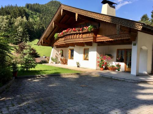 Mayrhofen Apartment | Cozy Ferienwohnung Bacher: Spa & Breakfast Included
