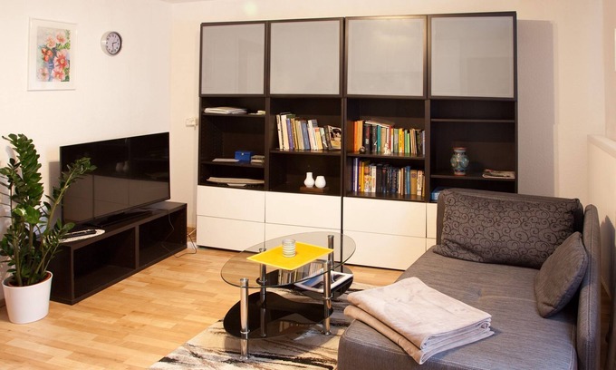 Oberlengenhardt Apartment | Cozy Ferienwohnung Bienenweide with Terrace & Kitchen