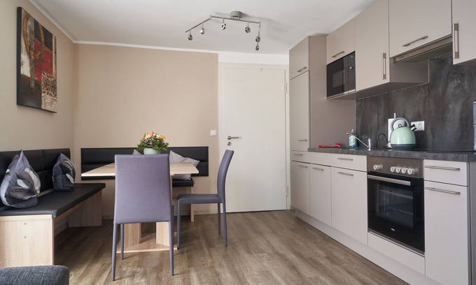 Guenzburg Apartment | Cozy Ferienwohnung Blüte with Balcony & Pet-Friendly Stay