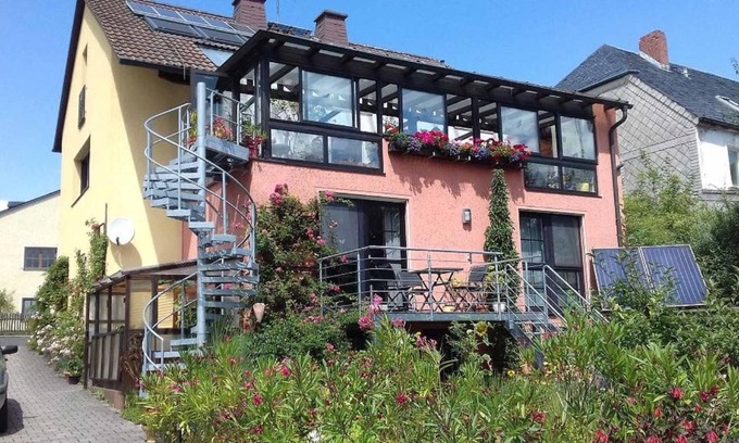 Kirchenlamitz Apartment | Delightful Ferienwohnung Blütentraum - 4-Star Family Retreat