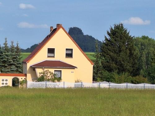 Reinhardtsdorf-Schoena Apartment | Oceanfront Retreat: Ferienwohnung Blick zum Zirkelstein