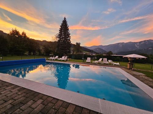Rossleithen Apartment | Tranquil Ferienwohnung with Scenic Green Views - 9.6 Rated