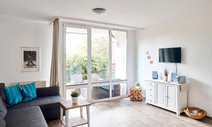 Priwall Apartment | Cozy Ferienwohnung Bootsteg: Pool & Pet-Friendly Retreat