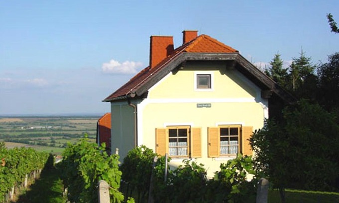 Rechnitz Apartment | Top-Rated Ferienwohnung Bradl with Family-Friendly Amenities