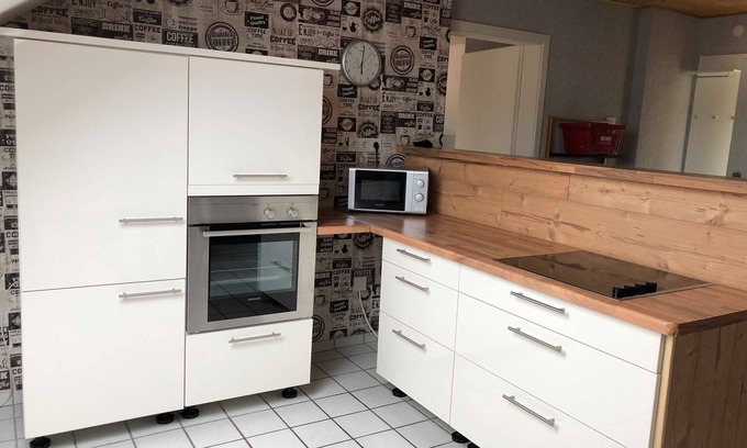 Villmar Apartment | Cozy Carolinger Hüttendorf: Pet-Friendly Retreat with Breakfast