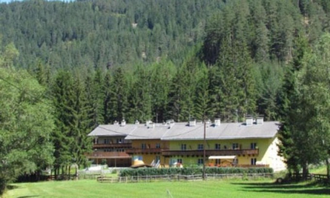 Nauders Apartment | Delightful Ferienwohnung Dalmatiner: Family & Pet-Friendly Stay