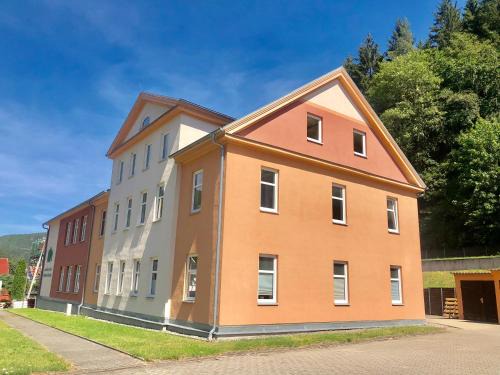 Obstfelderschmiede Apartment | Family-Friendly Getaway at Ferienwohnung 1 Alte Schule