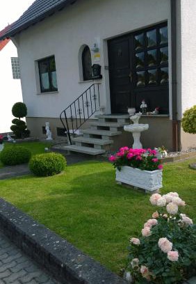West Apartment | Budget-Friendly Ferienwohnung Dernbecher with Breakfast & More