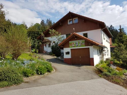 Heinrichsbrunn Apartment | Comfortable Stay at Ferienwohnung Dersch – Rated 9.1/10