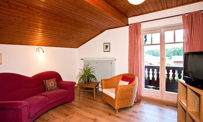 Inzell Apartment | Cozy 2-Bedroom Apartment for 4 with Balcony & Kitchen