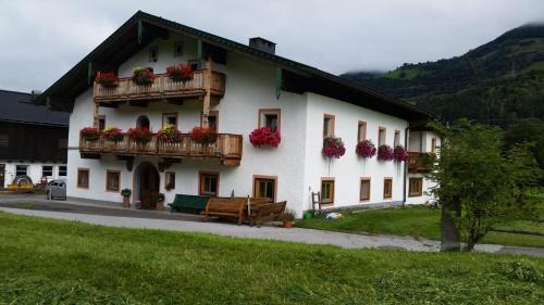 Gries Apartment | Cozy Ferienwohnung Fürstauhof: Pet & Child Friendly Retreat