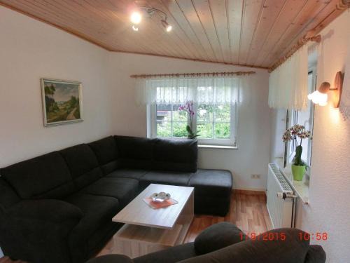 Reinhardtsdorf-Schoena Apartment | Cozy Bauernhof Welde Fewo "Falkennest" with Breakfast & Kitchen