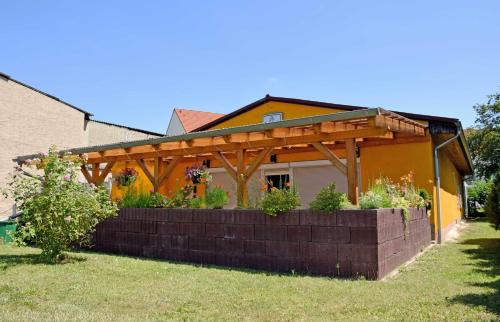 Aschersleben House | Cozy Getaway at Ferienwohnung Asche - Pet & Child Friendly