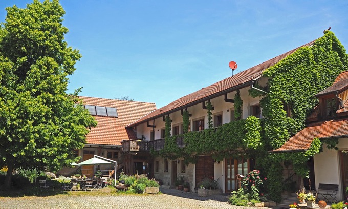 Auernhofen Apartment | Relaxing Stay at Ferienwohnung "Feuerstein" on a Bio Farm