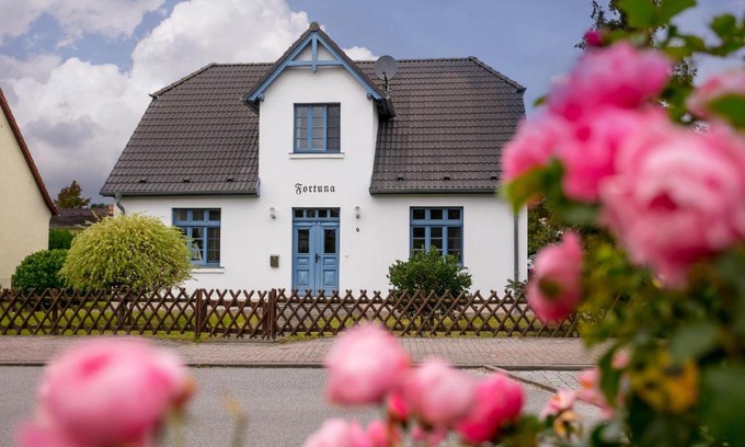 Thiessow House | Perfect Oceanfront Escape at Ferienwohnung Fortuna I