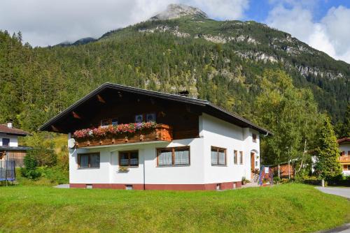 Vorderhornbach Apartment | Top-Rated Ferienwohnung Frauenschuh: Pet & Child Friendly Stay