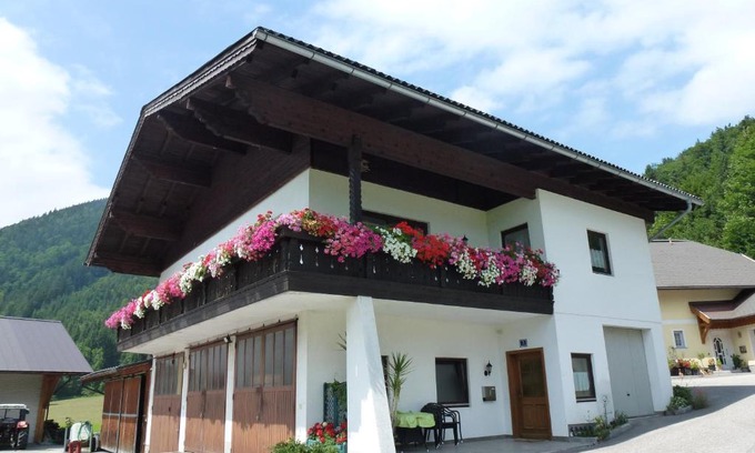 Faistenau Apartment | Kid-Friendly Retreat at Ferienwohnung Gimplbauer - Rated 9/10
