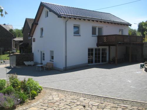 Lind Apartment | Family-Friendly Ferienwohnung Hück with High Guest Ratings