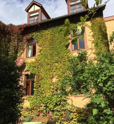 Halle Apartment | Cozy Ferienwohnung Huttenstraße with Ocean View Amenities