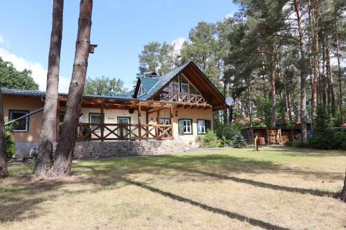 Adamswalde Apartment | Elegant Ferienwohnung Habicht with Private Beach & Spa