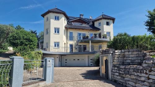 Absberg Apartment | Relaxing Retreat: Ferienwohnung Halbig - Pet & Child Friendly