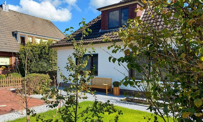 Uttel Apartment | Cozy Ocean View at Ferienwohnung Haus Windrose