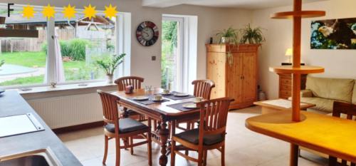 Wegensen Apartment | Indulge at Ferienwohnung Hedfan in Cnauceltaidd - 5 Star Stay
