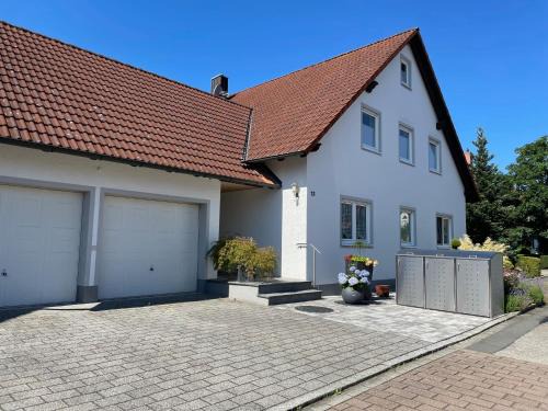 Weiterndorf Apartment | Relaxing Retreat at Ferienwohnung Heilsbronn with Pool