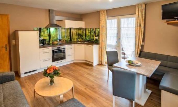Wolfach Apartment | Cozy Ferienwohnung Hofblick with Pool and Breakfast Included