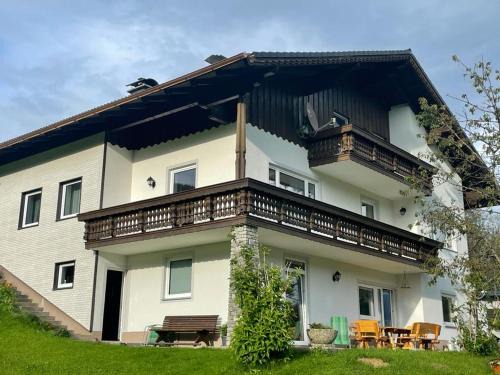 Pinsdorf Apartment | Top-Rated Hoizmann Ferienwohnung with Hot Tub & Kitchen