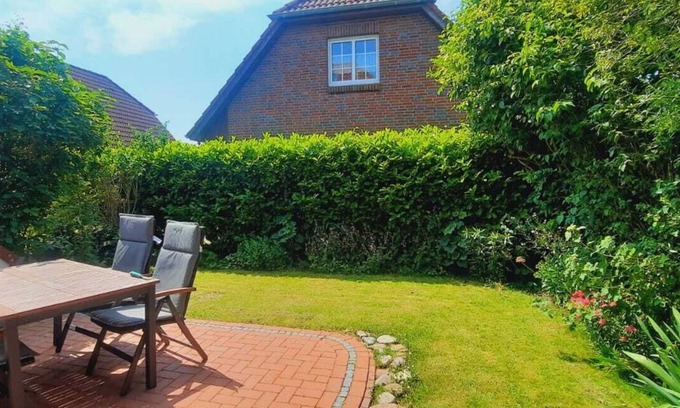 Wangerland Apartment | Inviting Ferienwohnung Hooksiel with Oceanfront Views