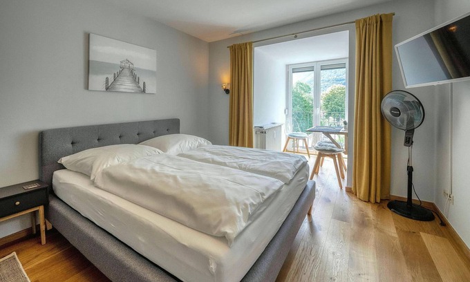 Gmain Apartment | Indigo Ferienwohnung: Family-Friendly with Kitchen Access