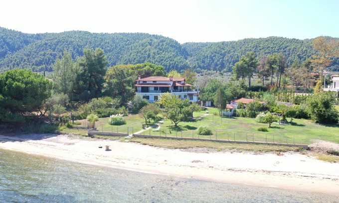Vourvourou Apartment | Cozy Villa Dagor: Direct Beach Access with Pool & Breakfast