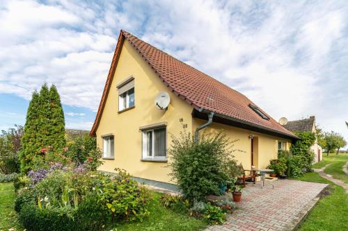 Schmargendorf Apartment | Comfortable Ferienwohnung im Blumengarten for Families