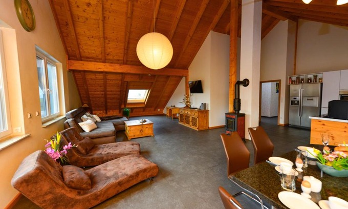 Weibach House | Oceanfront Getaway: Ferienwohnung im Erzgebirge, 4-Star Retreat