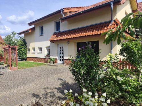 Halbendorf Apartment | Immaculate Ferienwohnung Im Grünen with Private Beach Access